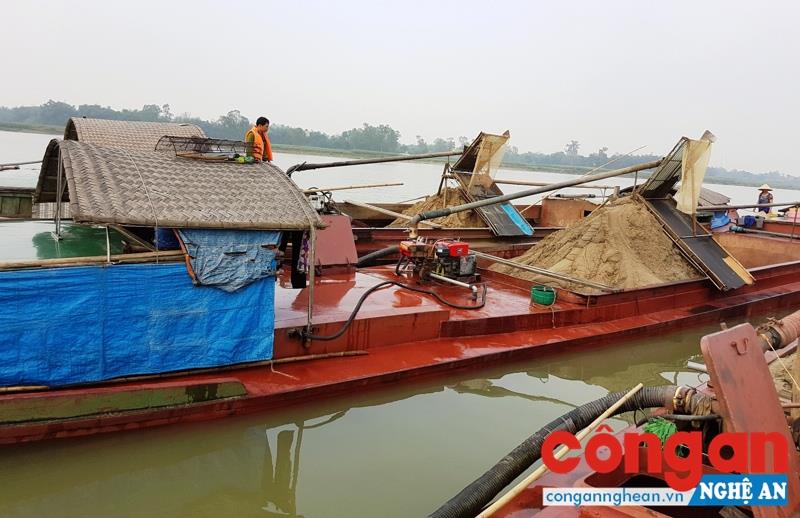 Mặc dù cơ quan chức năng đã bắt, xử lý nhiều vụ vi phạm về hoạt động khai thác cát, sỏi trái phép nhưng tình trạng này vẫn tái diễn