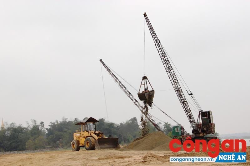 Do vướng mắc thủ tục hành chính, hiện toàn tỉnh vẫn còn gần 60 bến tập kết cát, sỏi trái phép