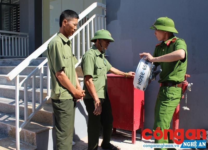 Cán bộ PC&CC hướng dẫn Ban quản lý chung cư Tràng An sử dụng các phương tiện chữa cháy