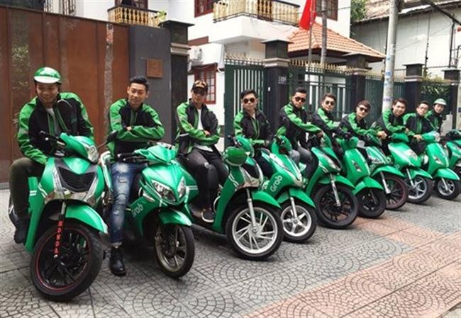 Sinh viên, cử nhân đổ xô đi chạy xe ôm: Lỗi không của riêng ai