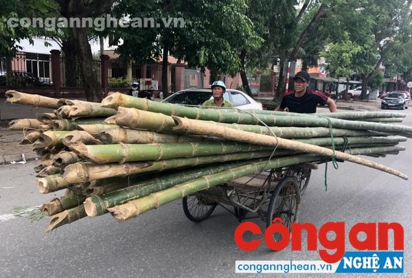 Nhiều phương tiện vận chuyển hàng hóa, vật liệu vi phạm, tiềm ẩn tai nạn giao thông