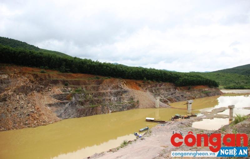 Bên kia kênh dẫn nước là khu đất các hộ dân tái lấn chiếm trồng cây keo