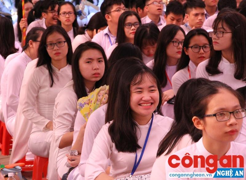 Không để các khoản thu đầu năm học trở thành gánh nặng của phụ huynh
