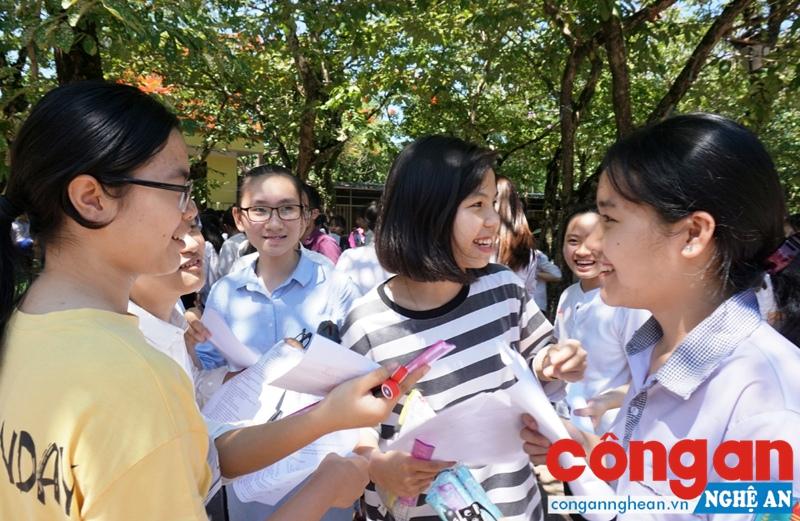 Nhiều học sinh phải làm quen với hình thức thi mới trong kỳ thi tuyển sinh lớp 10 năm nay (Trong ảnh: Các thí sinh trao đổi sau giờ thi tuyển sinh lớp 10 THPT năm học 2016 - 2017)