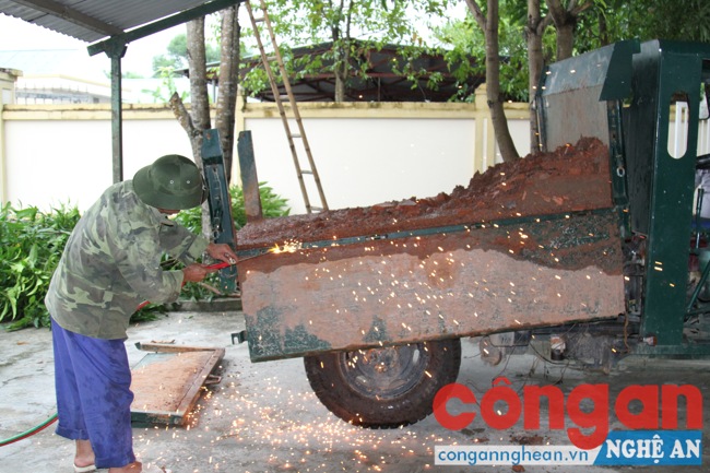 Tiêu hủy bằng phương pháp cơ học, dùng máy hàn oxy cắt thành phế liệu