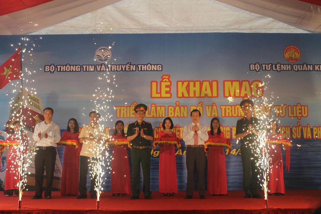Các đại biểu cắt băng  khai mạc triển lãm