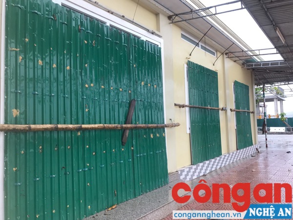 Các cơ sở kinh doanh tại TX Cửa Lò gia cố, chằng chống ki ốt của mình