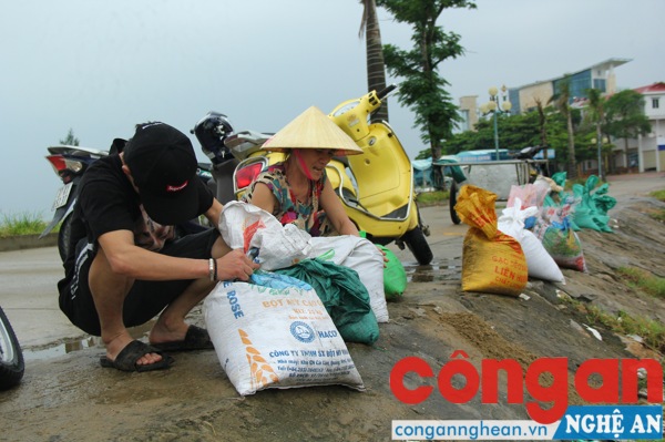 Nhiều hộ dân dùng bao cát để 