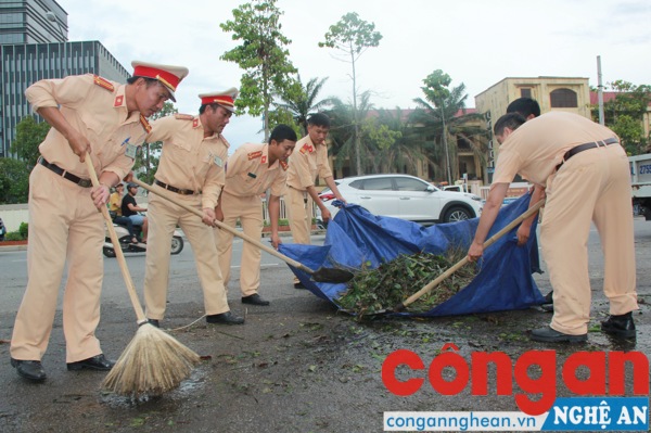 Cán bộ, chiến sĩ Công an Nghệ An dọn vệ sinh sau bão
