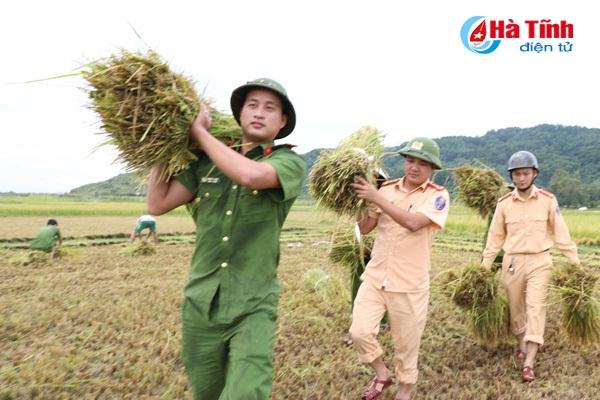 'Siêu bão' đi qua, tình người ở lại