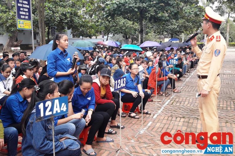 Tuyên truyền Luật Giao thông đường bộ cho gần 1.200 học sinh