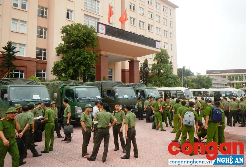 Công an Nghệ An tăng cường nhiều CBCS hỗ trợ các địa phương phòng, chống và khắc phục hậu quả do bão số 10 gây ra