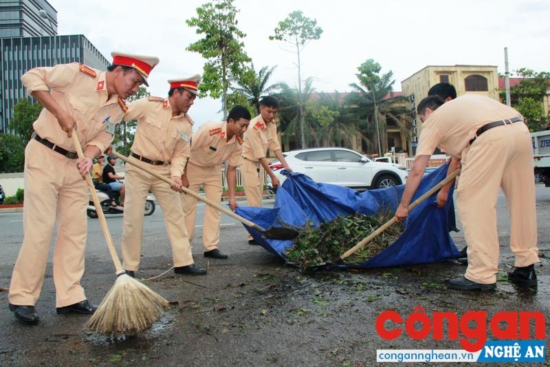 CSGT Công an Nghệ An khắc phục hậu quả bão số 10