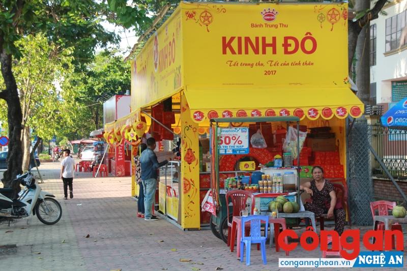 Nhiều gian hàng bánh trung thu của các thương hiệu nổi tiếng được bày bán tràn lan trên các tuyến đường