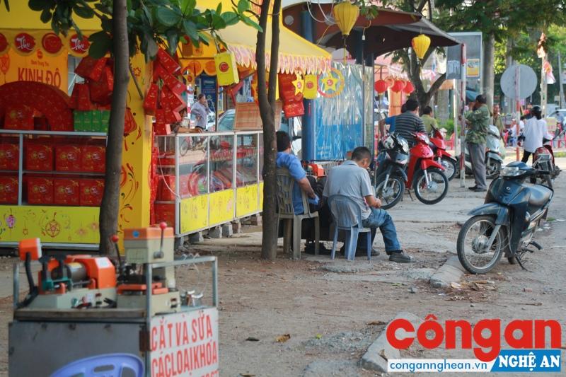 TP Vinh: Quầy bánh trung thu 'tấn công' vỉa hè