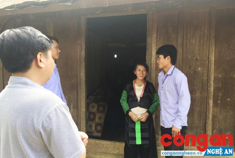 Một người vợ trẻ thẹn thùng khi được cán bộ đến nhà vận động, tuyên truyền đăng ký kết hôn