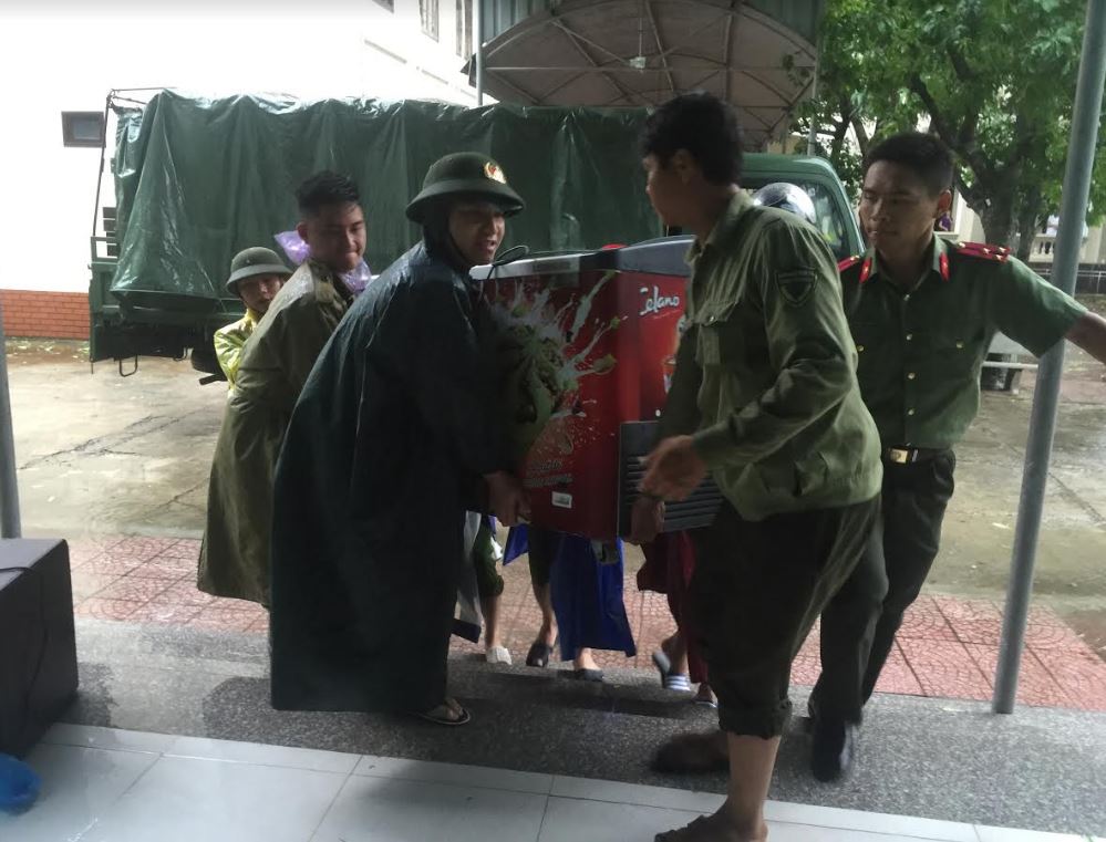 Vận chuyển đồ đạc lên vị trí cao hơn để tránh ngập nước. Ảnh: Mạnh Cường