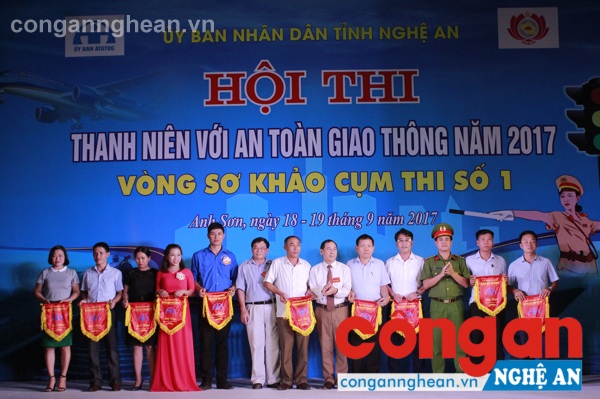 Ban Tổ chức Hội thi trao cờ lưu niệm cho các đội tham dự hội thi thanh niên với ATGT năm 2017