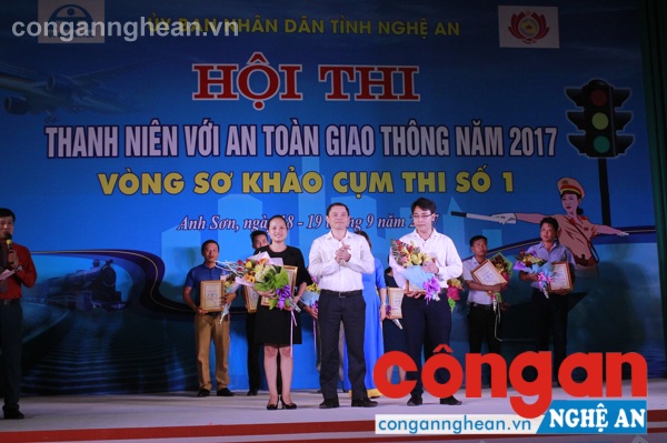 Ban Tổ chức trao giải cho các đội đạt giải tham dự hôi thi