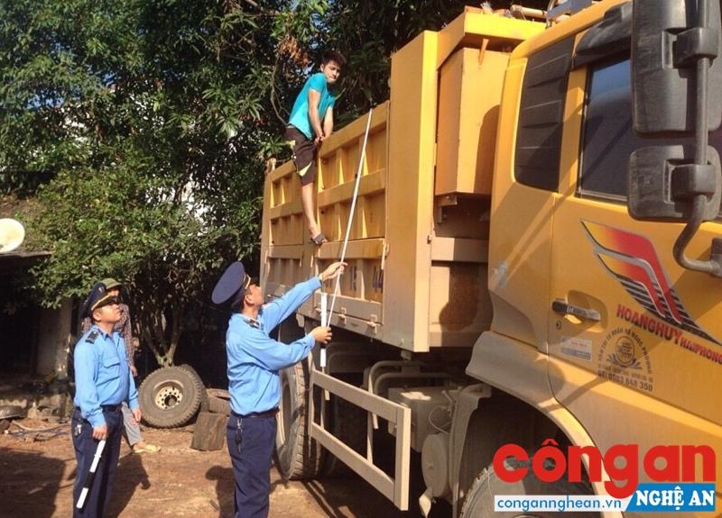Xử lý nhiều xe quá khổ, quá tải trên đường Hồ Chí Minh