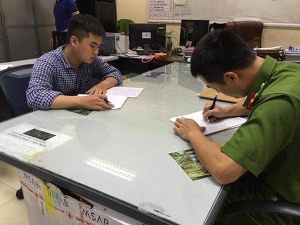 Đào Ngọc Khánh tại cơ quan Công an