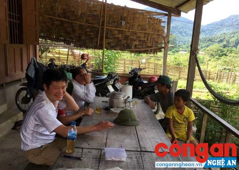 Gặp gỡ, vận động phụ huynh cho con em quay trở lại trường học