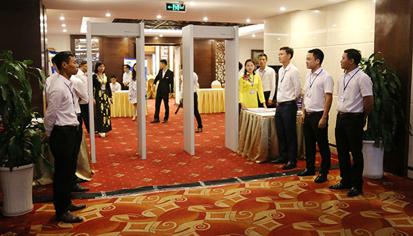 Lực lượng an ninh làm công tác tại Hội nghị
