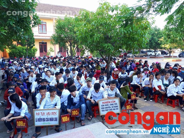 Các em học sinh chăm chú lắng nghe những nội dung tuyên truyền của các CBCS đội CSGT