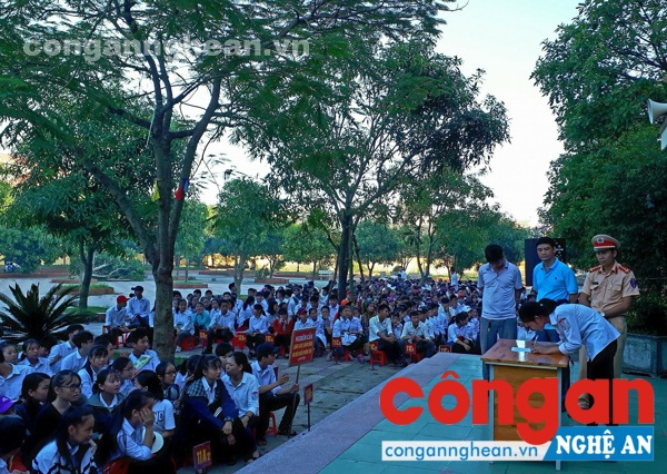 Tổ chức ký cam kết chấp hành nghiêm luật lệ ATGT cho các em học sinh