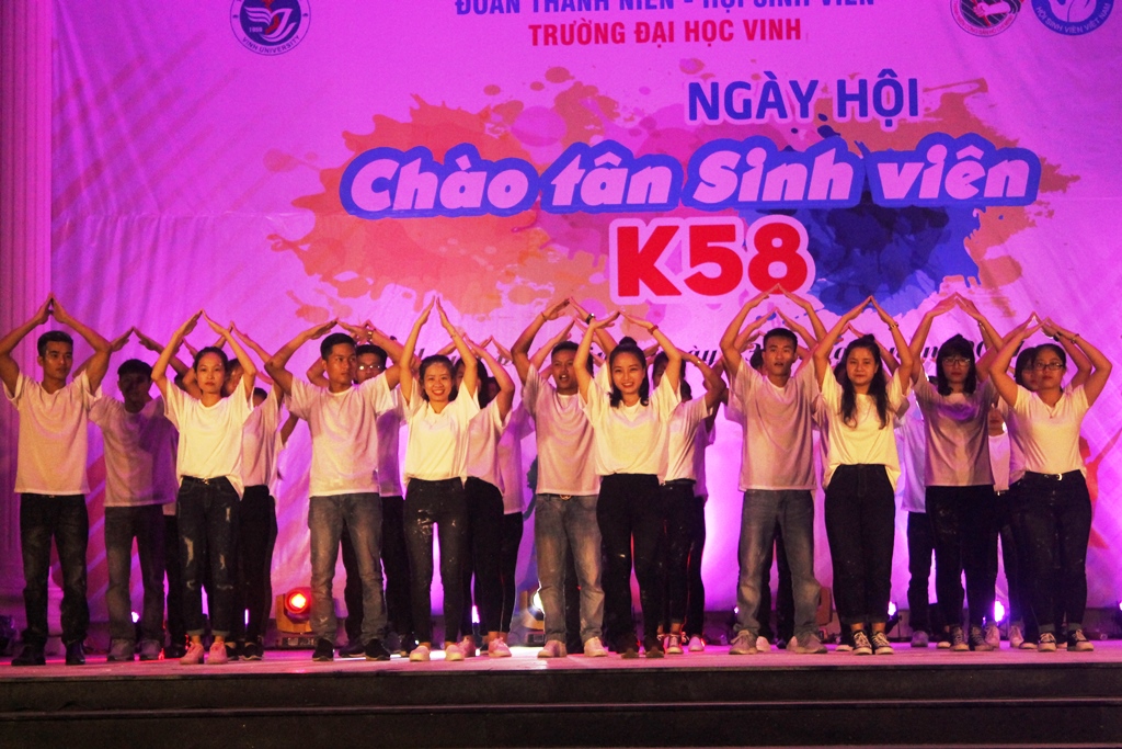 24 đội thi mang đến những điệu nhảy sôi động và màu sắc khác nhau