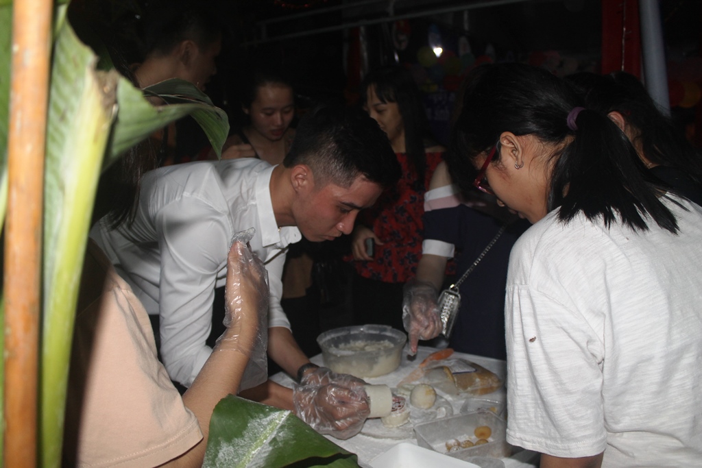 Gian hàng hướng dẫn làm bánh trung thu thu hút đông đảo các bạn trẻ