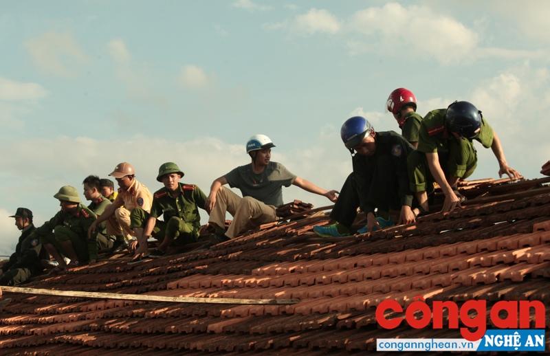 Nỗ lực giúp dân khắc phục hậu quả bão lụt