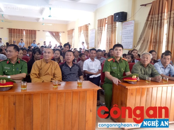 Đại diện các tổ chức từ thiện và các ban ngành địa phương tham dự buổi trao quà
