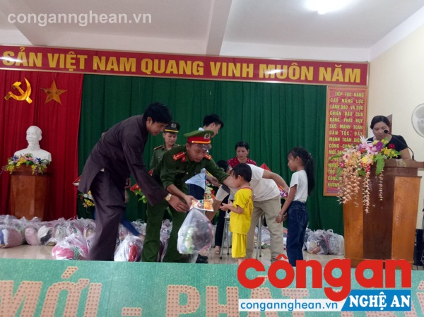 Món quà được trao đến tận tay các em là nguồn động viên sâu sắc để các em vượt khó, học giỏi