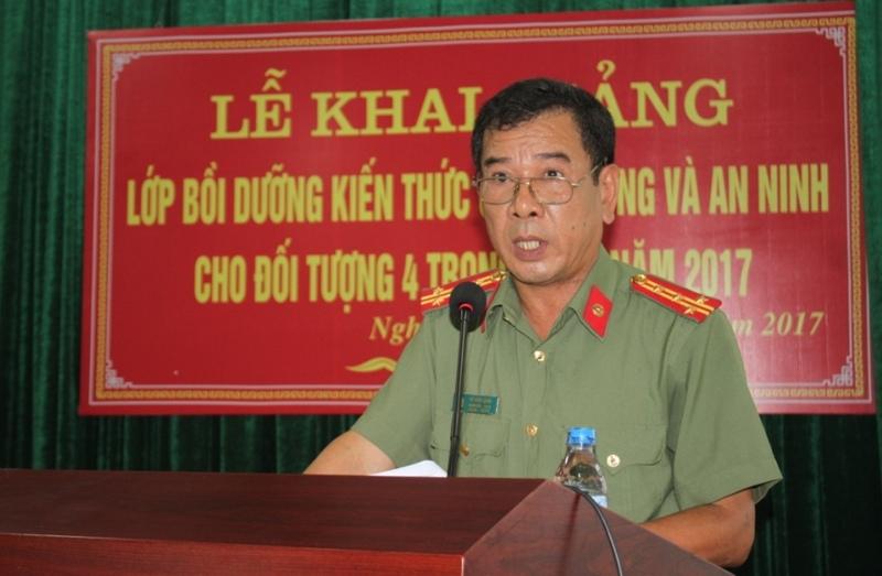Giám đốc Trung tâm huấn luyện và bồi dưỡng nghiệp vụ Công an tỉnh phát biểu khai giảng lớp học