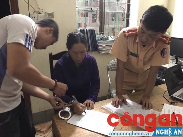 Đối tượng (ngồi giữa)  tại Cơ quan Công an