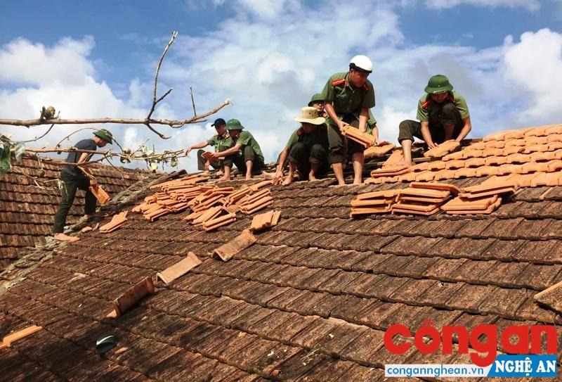 Thắm đượm tình người nơi cơn bão đi qua