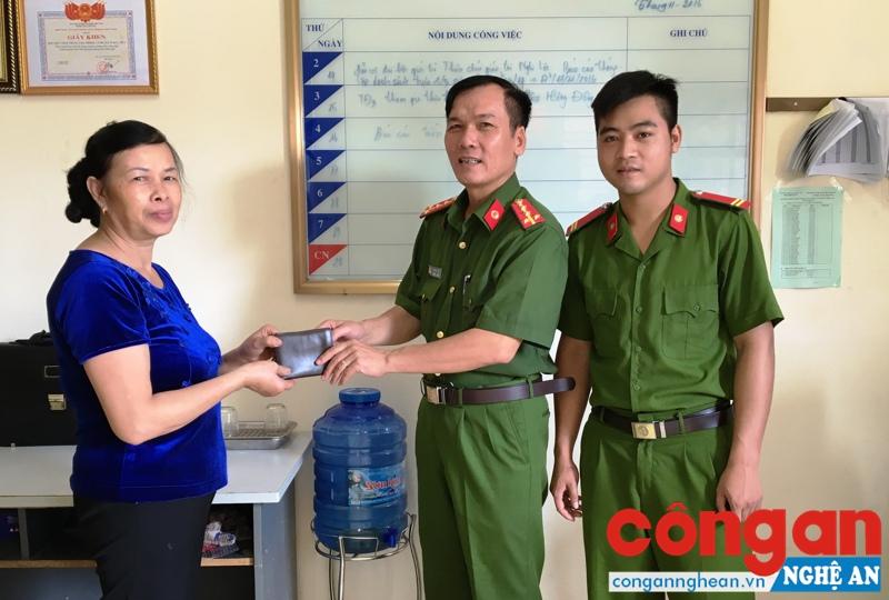 Ứng xử lễ phép và gắn bó mật thiết với nhân dân