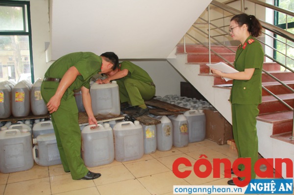 Thu giữ hơn 5.000 lít dầu ăn không rõ nguồn gốc