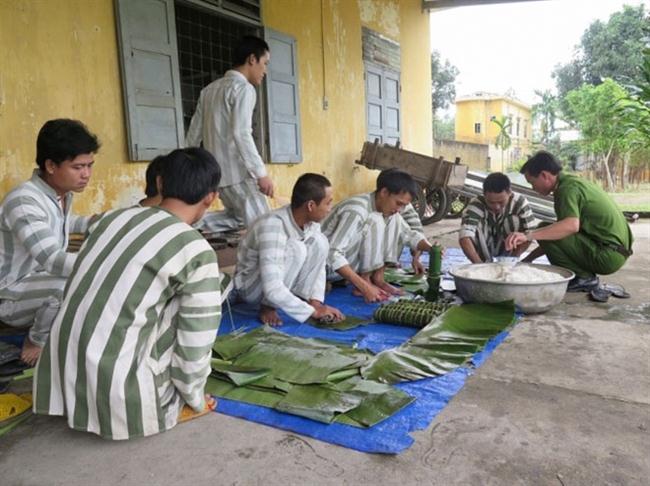 Các phạm nhân gói bánh chưng để liên hoan mừng Quốc khánh