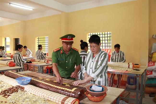Cán bộ quản giáo hướng dẫn phạm nhân lao động