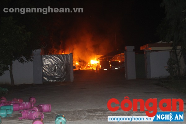 Hàng trăm CBCS quên mình chữa cháy trạm chiết nạp gas trong đêm