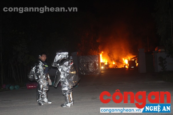 Những người lính cứu hỏa mặc trang phục chống nóng chuyên dụng tiếp cận bên trong khóa van cấp gas