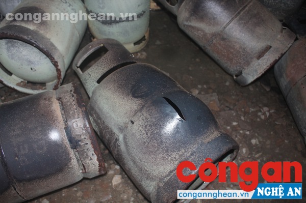 Những bình gas nổ vương vãi tại hiện trường