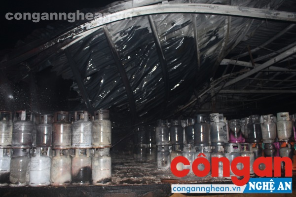 Vụ cháy làm phần mái che khu vực chiết nạp gas đổ sập