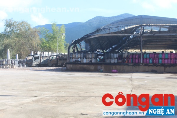 Sáng 28/9, lực lượng chức năng đang tiến hành khám nghiệm hiện trường điều tra nguyên nhân vụ cháy