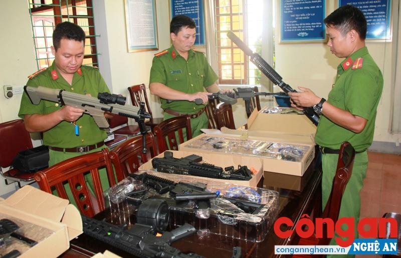 Nghiêm túc thực hiện Nghị quyết Trung ương 4, Khóa XII góp phần xây dựng Công an Nghệ An “Chính quy hơn, tận tụy hơn, lễ phép hơn, quyết liệt hơn, uy tín hơn” (Trong ảnh: Công an TP Vinh kiểm tra số súng đồ chơi nguy hiểm được thu giữ trong dịp gần Tết Trung thu) - Ảnh: Hồ Hưng