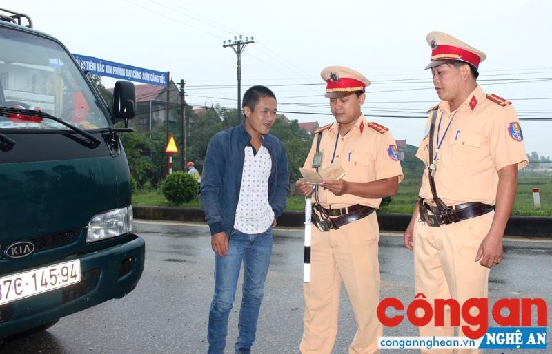 CBCS Công an Nghệ An luôn ý thức rõ trách nhiệm trong công tác, phấn đấu vì nhân dân phục vụ (Trong ảnh: Lực lượng CSGT Công an huyện Hưng Nguyên tăng cường tuần tra, đảm bảo trật tự an toàn giao thông)