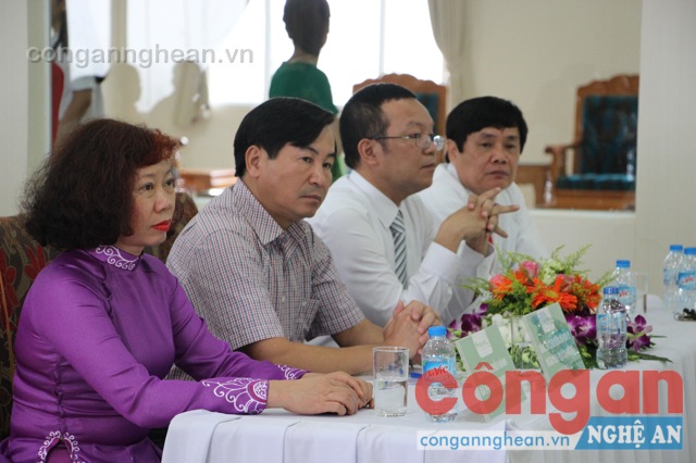 Các đại biểu, khác mời tham dự buổi lễ
