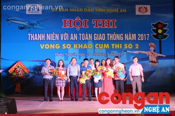 Ban tổ chức trao giải cho 5 đội đạt khuyến khích